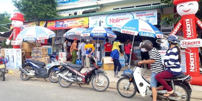 Nắng như lửa đốt: Hoa quả, điều hòa 'đắt như tôm tươi' - ảnh 2