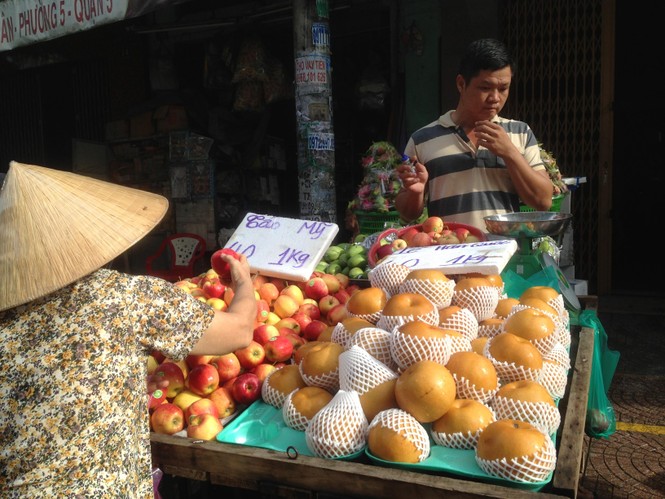 Táo Mỹ 40.000 đồng/kg ngập chợ Sài Gòn - ảnh 1