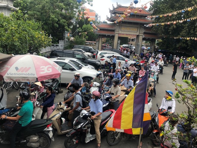Chim phóng sinh đội giá cao ngất, thả chỉ đi bộ lảo đảo như say rượu - ảnh 2