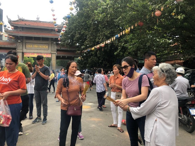 Chim phóng sinh đội giá cao ngất, thả chỉ đi bộ lảo đảo như say rượu - ảnh 1
