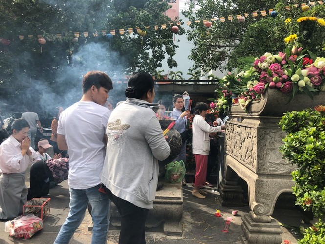 Chim phóng sinh đội giá cao ngất, thả chỉ đi bộ lảo đảo như say rượu - ảnh 4