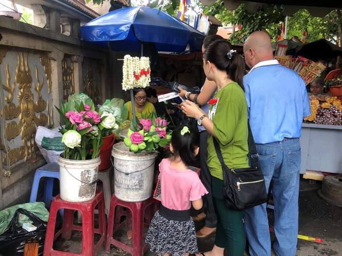 Chim phóng sinh đội giá cao ngất, thả chỉ đi bộ lảo đảo như say rượu - ảnh 5