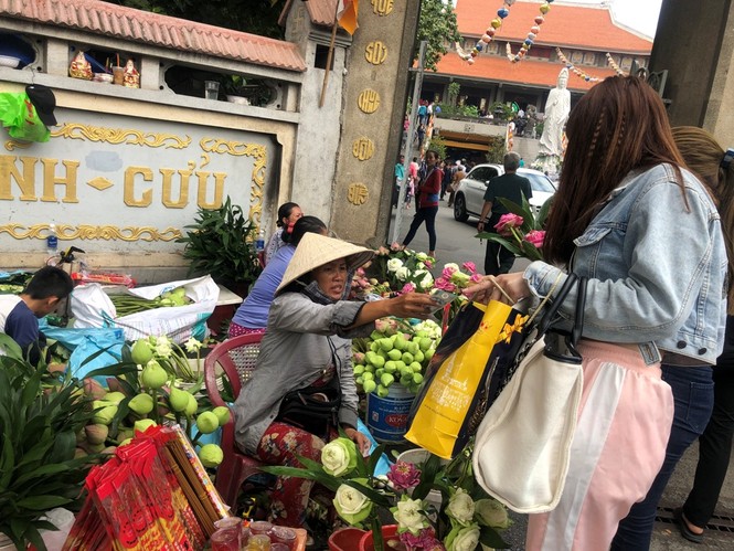 Chim phóng sinh đội giá cao ngất, thả chỉ đi bộ lảo đảo như say rượu - ảnh 8