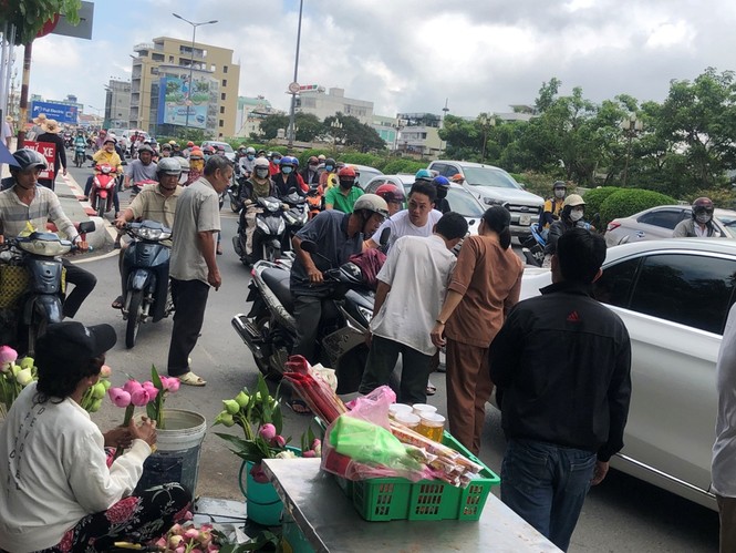 Chim phóng sinh đội giá cao ngất, thả chỉ đi bộ lảo đảo như say rượu - ảnh 3