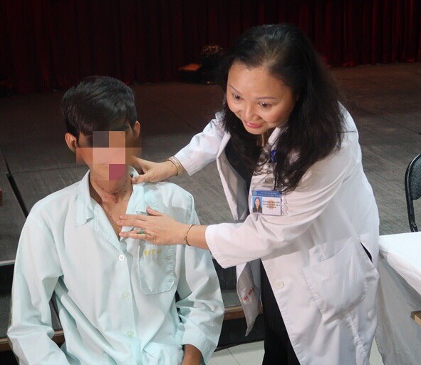 Cắt nối khí quản cứu bệnh nhân Campuchia - ảnh 2