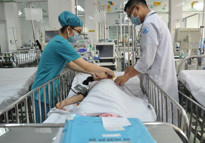 Cứu sống bé gái liên tục ói ra máu không rõ nguyên nhân - ảnh 1
