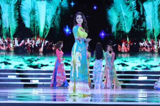 Thí sinh chung kết HHVN 2018 khoe dáng quyến rũ với áo dài - ảnh 1