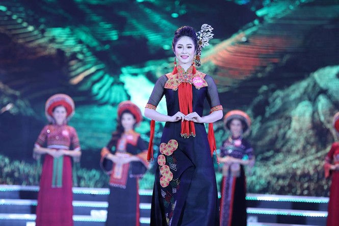 Thí sinh chung kết HHVN 2018 khoe dáng quyến rũ với áo dài - ảnh 2
