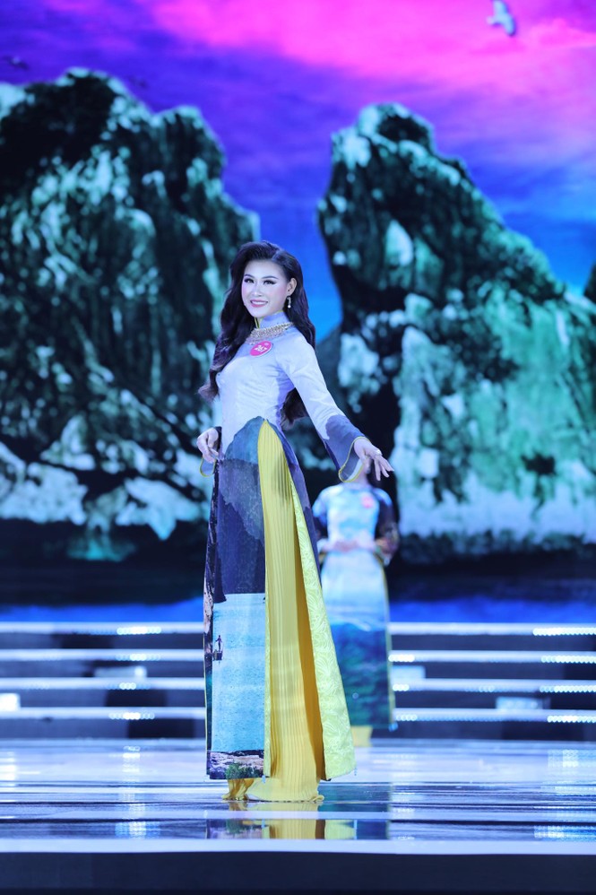 Thí sinh chung kết HHVN 2018 khoe dáng quyến rũ với áo dài - ảnh 3