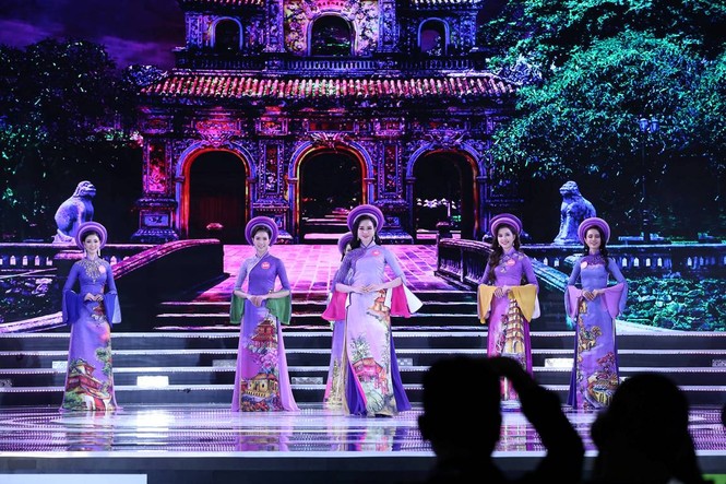 Thí sinh chung kết HHVN 2018 khoe dáng quyến rũ với áo dài - ảnh 4