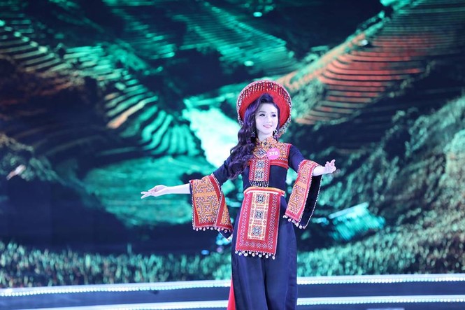 Thí sinh chung kết HHVN 2018 khoe dáng quyến rũ với áo dài - ảnh 5