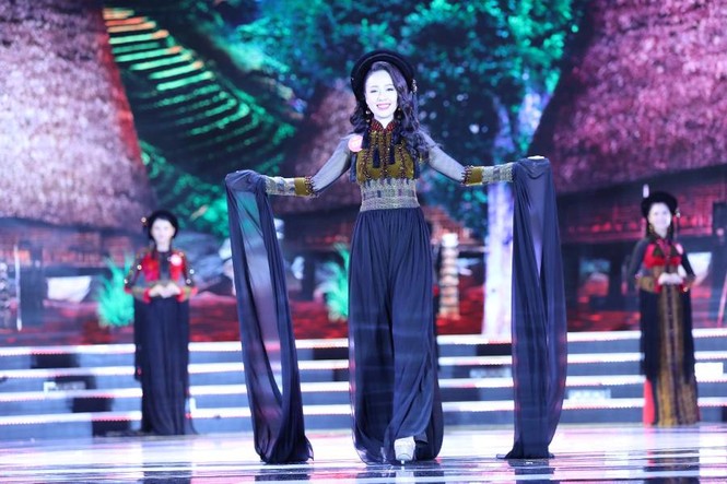 Thí sinh chung kết HHVN 2018 khoe dáng quyến rũ với áo dài - ảnh 11