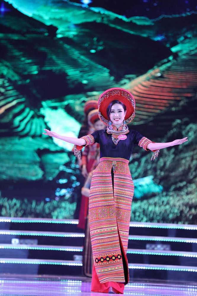 Thí sinh chung kết HHVN 2018 khoe dáng quyến rũ với áo dài - ảnh 16