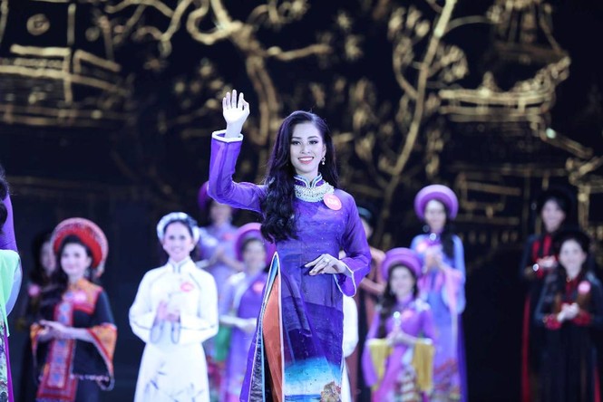 Thí sinh chung kết HHVN 2018 khoe dáng quyến rũ với áo dài - ảnh 13