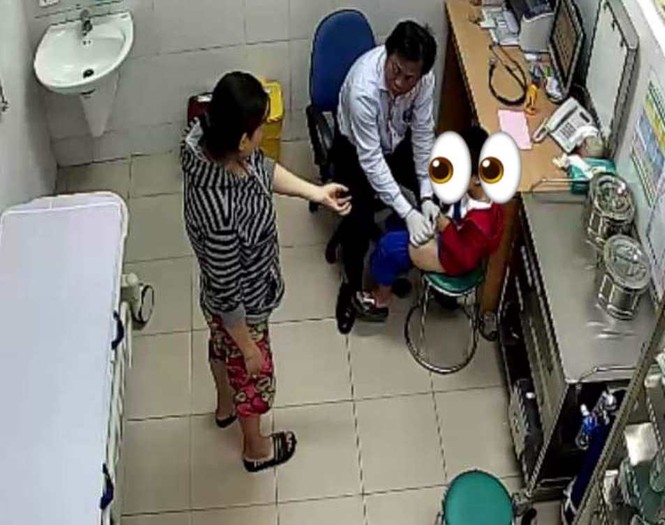 Giỡn với bạn gái, bé trai lớp hai bị đá rách toạc “của quý” - ảnh 1