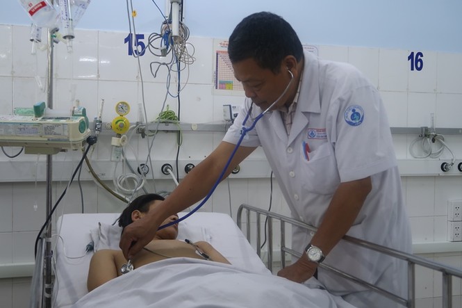 Ngỡ cảm sốt thông thường, bé trai 15 tuổi nguy kịch vì bị suy tim - ảnh 2