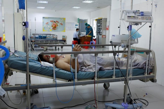 Người đàn ông bị máy xúc quật vào bụng được cứu sống ngoạn mục - ảnh 1