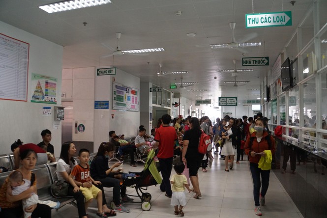 Gần 10.000 trẻ nhập viện mỗi ngày tại TPHCM vì nắng nóng - ảnh 2