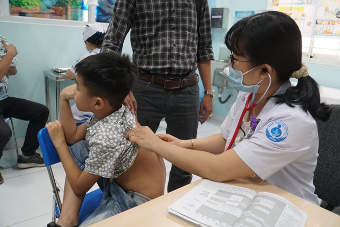 Gần 10.000 trẻ nhập viện mỗi ngày tại TPHCM vì nắng nóng - ảnh 1