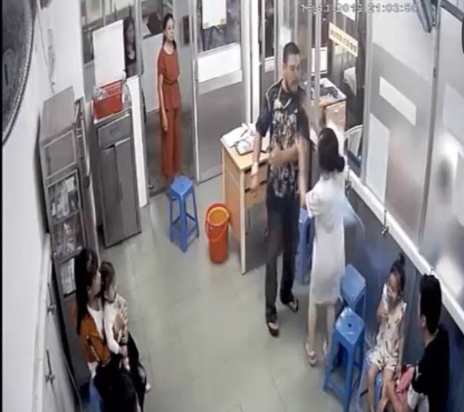 Nữ điều dưỡng bị đánh gãy xương hàm, bệnh viện nói gì? - ảnh 1