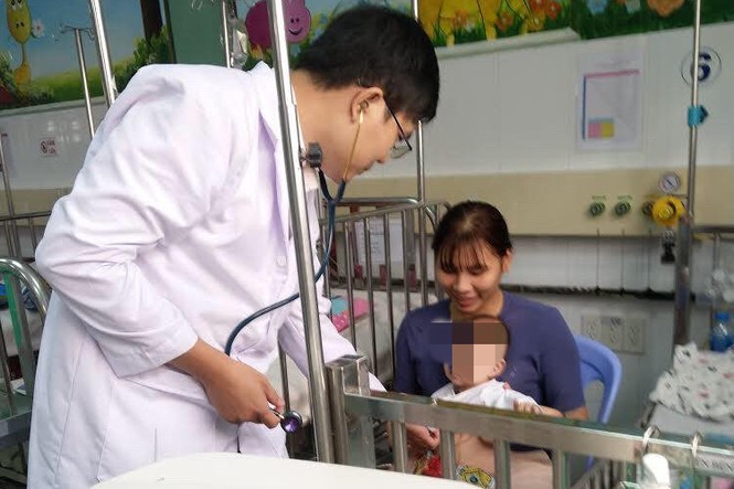 Bé 7 tháng tuổi nguy kịch vì 2 bệnh lí tim được cứu sống ngoạn mục - ảnh 2