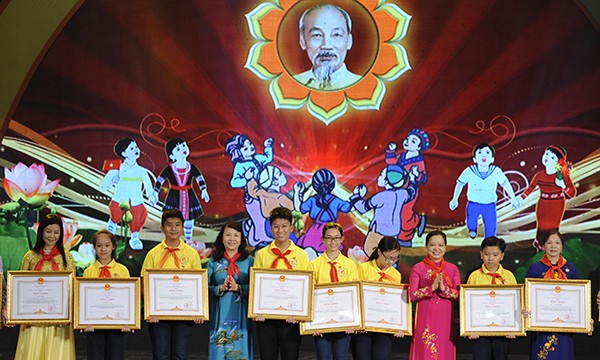 Toàn cảnh Lễ Tuyên dương Cháu ngoan Bác Hồ toàn quốc 2015 - ảnh 7