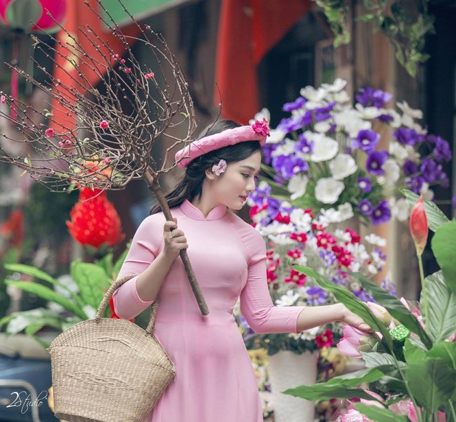 Nữ sinh Ngoại thương khoe sắc cùng hoa đào - ảnh 1