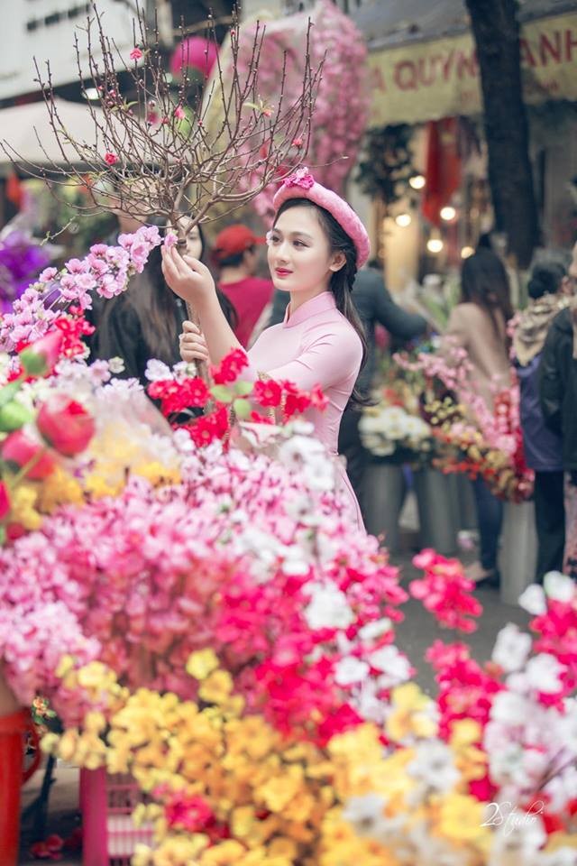Nữ sinh Ngoại thương khoe sắc cùng hoa đào - ảnh 2