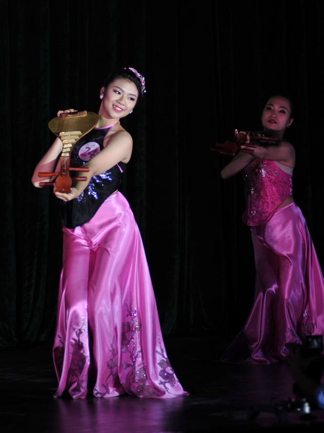 Ngắm nữ sinh Ngoại giao gợi cảm múa Champa, nhảy hiện đại - ảnh 8
