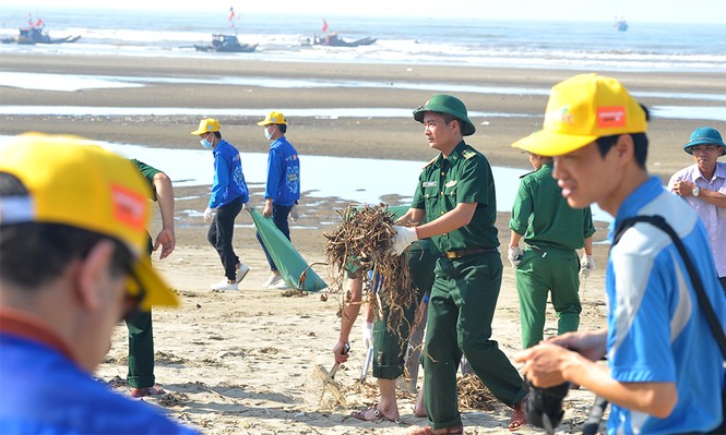Hàng ngàn đoàn viên thanh niên tham gia làm sạch biển - ảnh 12