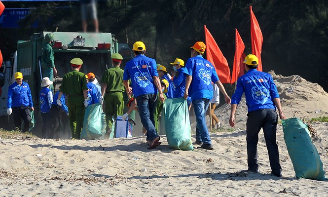 Hàng ngàn đoàn viên thanh niên tham gia làm sạch biển - ảnh 19
