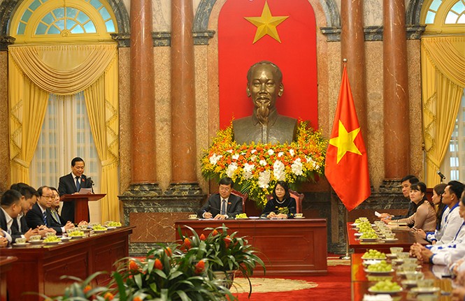Xúc động nghe lời chia sẻ của 42 giáo viên bám đảo gieo chữ - ảnh 1