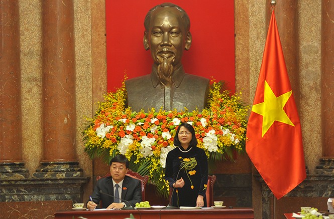 Xúc động nghe lời chia sẻ của 42 giáo viên bám đảo gieo chữ - ảnh 4