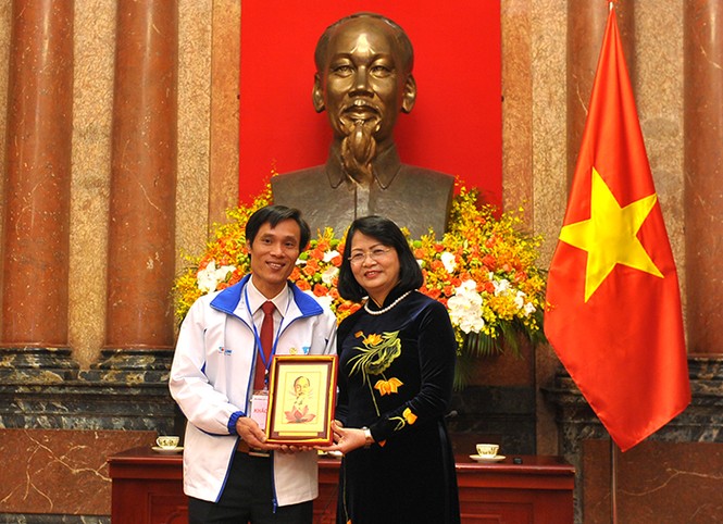 Xúc động nghe lời chia sẻ của 42 giáo viên bám đảo gieo chữ - ảnh 7