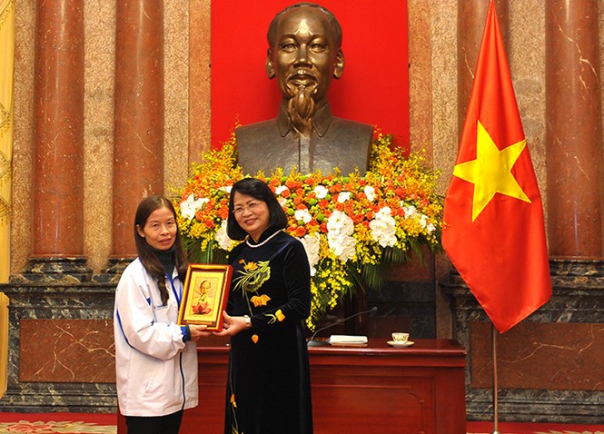 Xúc động nghe lời chia sẻ của 42 giáo viên bám đảo gieo chữ - ảnh 8