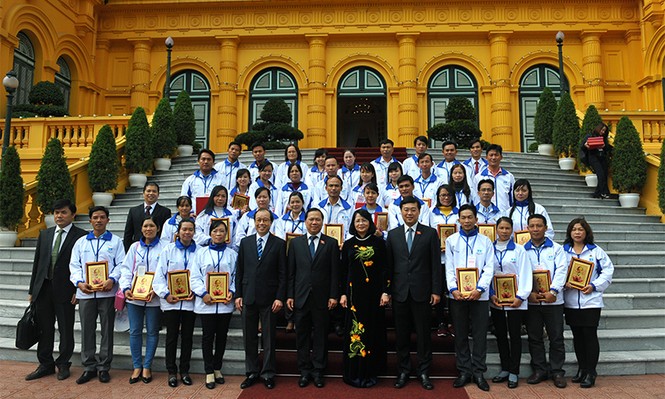 Xúc động nghe lời chia sẻ của 42 giáo viên bám đảo gieo chữ - ảnh 9