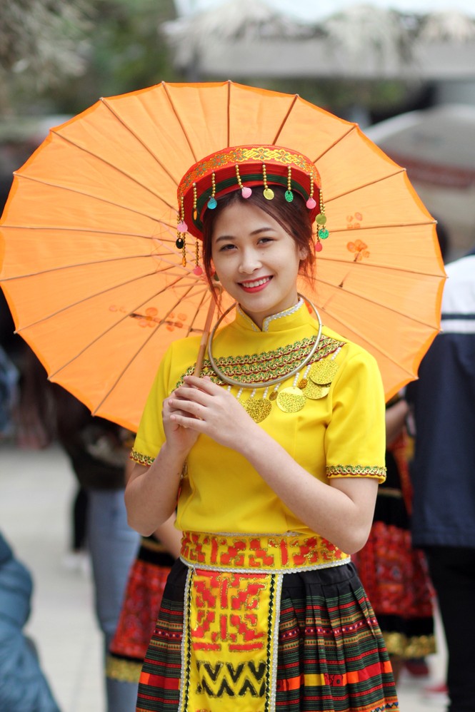 Thiếu nữ Hà thành khoe sắc trong phiên chợ xuân Tây Bắc - ảnh 9