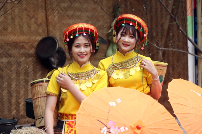 Thiếu nữ Hà thành khoe sắc trong phiên chợ xuân Tây Bắc - ảnh 7