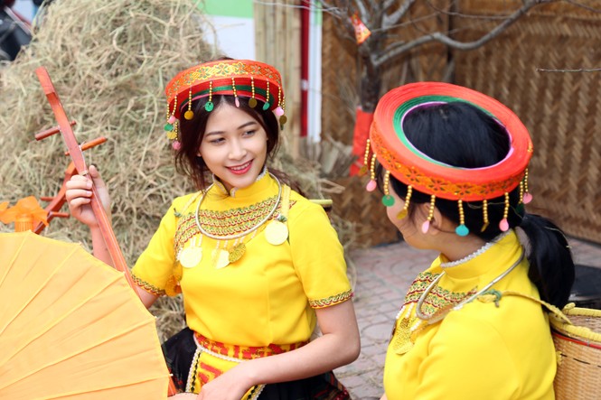 Thiếu nữ Hà thành khoe sắc trong phiên chợ xuân Tây Bắc - ảnh 6