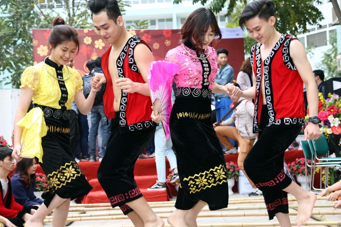 Thiếu nữ Hà thành khoe sắc trong phiên chợ xuân Tây Bắc - ảnh 1