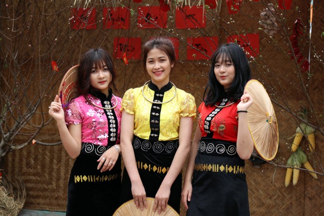 Thiếu nữ Hà thành khoe sắc trong phiên chợ xuân Tây Bắc - ảnh 4