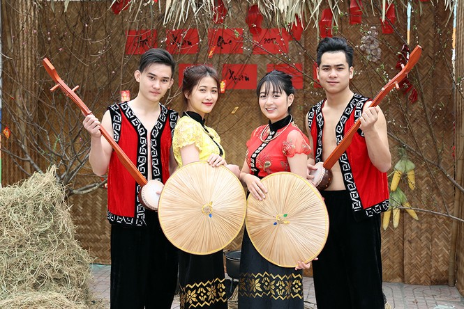 Thiếu nữ Hà thành khoe sắc trong phiên chợ xuân Tây Bắc - ảnh 5