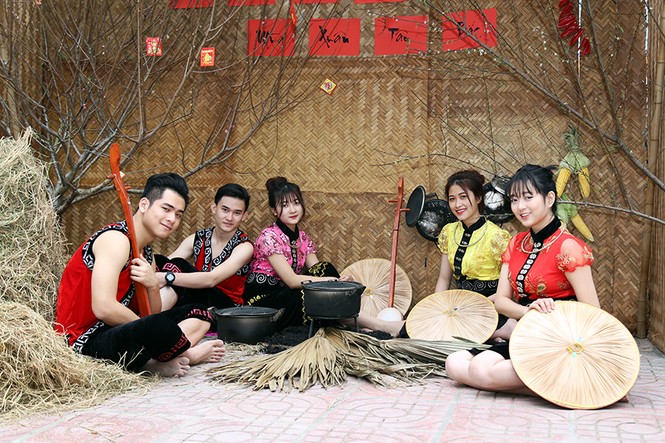 Thiếu nữ Hà thành khoe sắc trong phiên chợ xuân Tây Bắc - ảnh 2