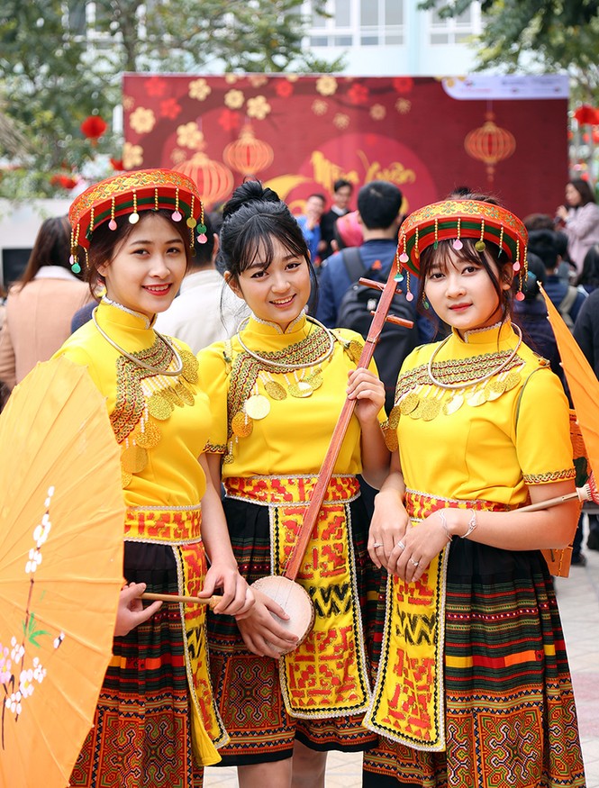 Thiếu nữ Hà thành khoe sắc trong phiên chợ xuân Tây Bắc - ảnh 8