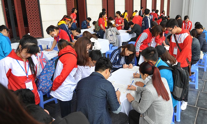 Những bóng hồng tình nguyện tại lễ hội hiến máu - ảnh 1