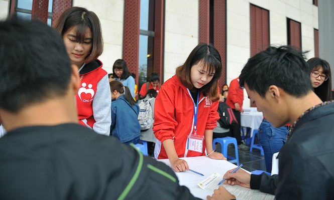 Những bóng hồng tình nguyện tại lễ hội hiến máu - ảnh 2