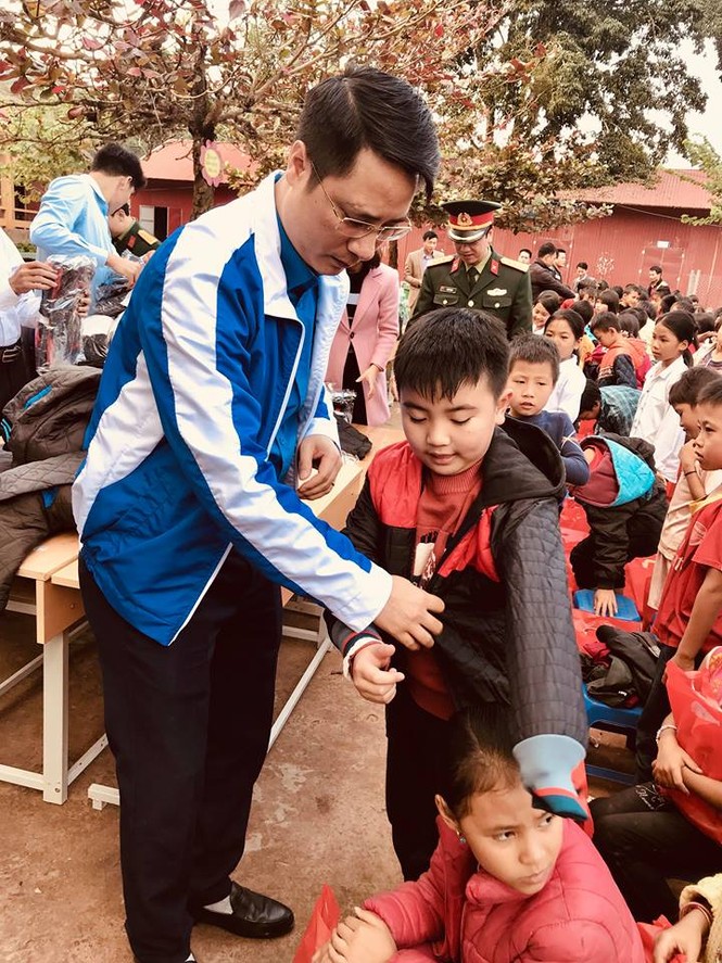 Khám bệnh, phát thuốc miễn phí và tặng quà vùng cao - ảnh 2