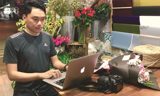Giáo viên cho sinh viên diễn kịch, hát bài tập về nhà - ảnh 1