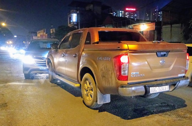 Xe bán tải đâm bẹp đầu ô tô 7 chỗ, tài xế khăng khăng 'không say' - ảnh 1