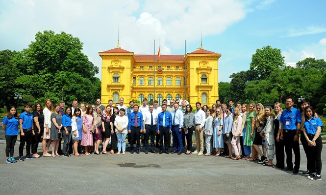 Đoàn đại biểu thanh niên Nga viếng Lăng Chủ tịch Hồ Chí Minh - ảnh 6